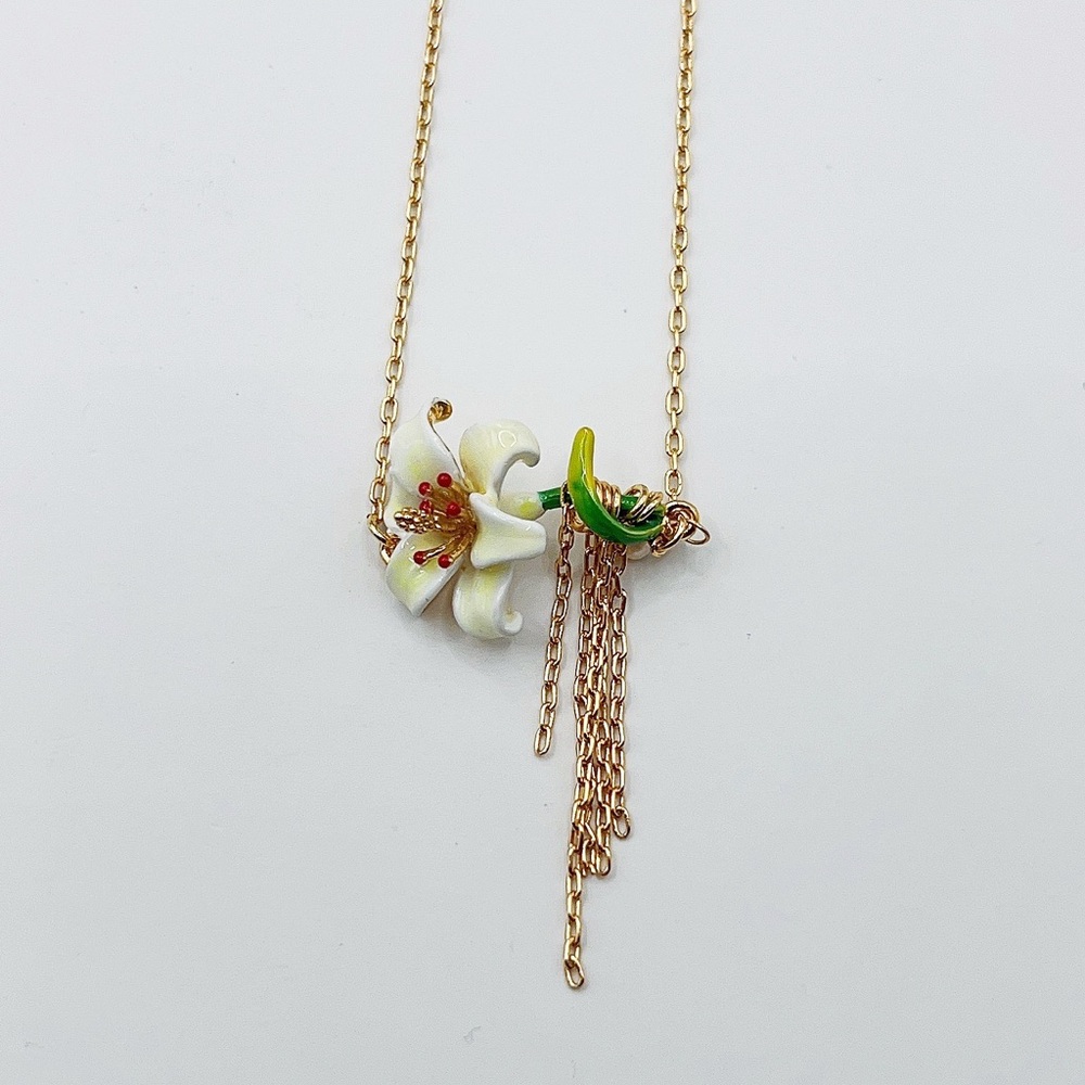 Les Nereides lily necklace